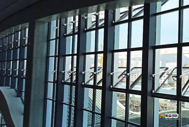 無火災報警系統，僅局部區域設置的電動排煙窗是否為自動排煙窗？